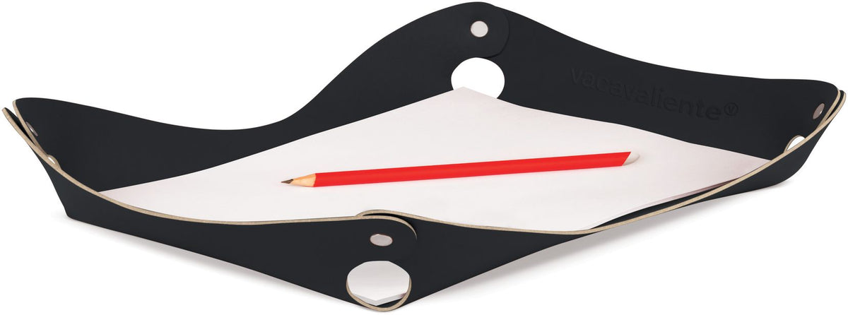 Zwarte bureau organizer met drukknopen, gevuld met een vel papier en een rood potlood