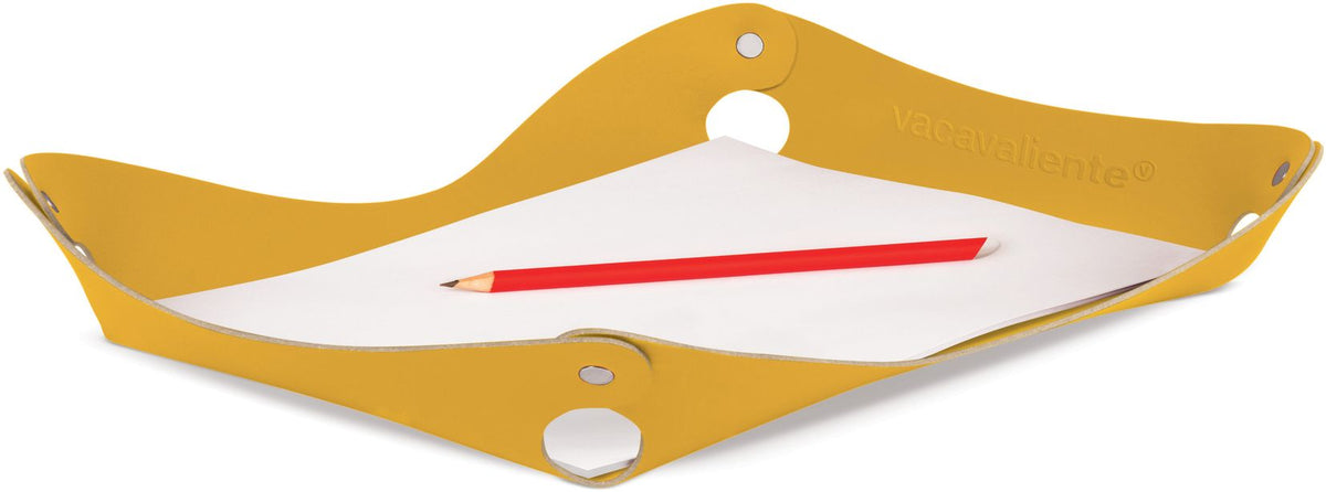 Gele bureau-organizer met drukknopen en ronde uitsparingen, met een vel papier en een rood potlood erin